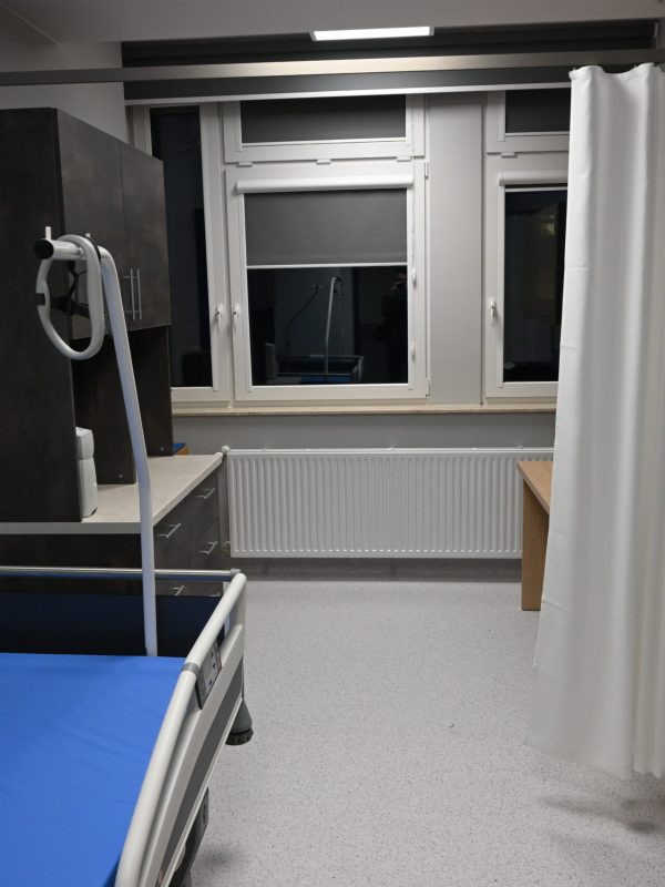 parawan mocowany do sufitu